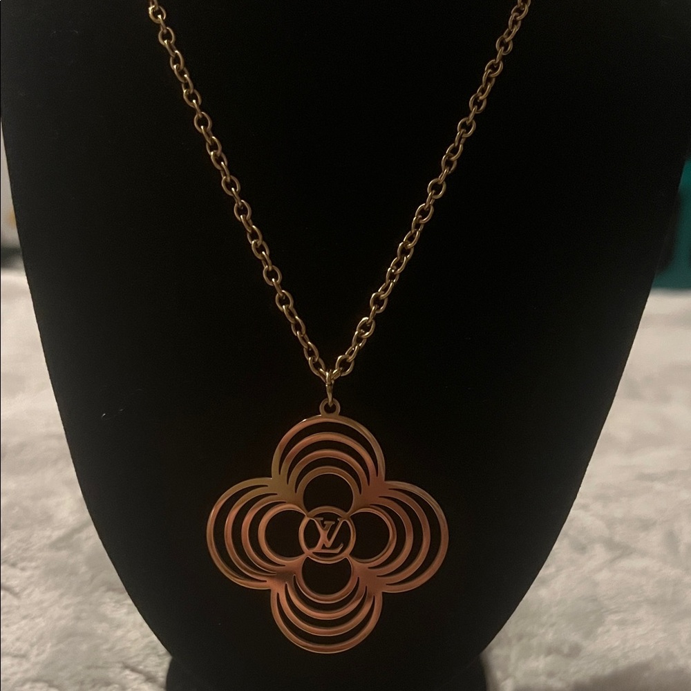 Fashion Jewelry Gold Floral Medallion Necklace